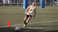 Pemain keturunan, Noa Leatomu ikut berlatih bersama Timnas Indonesia Putri di Lapangan ABC, Senayan, Jakarta, Rabu (26/06/2024). (Bola.com/M Iqbal Ichsan)