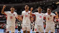 Aksi para pemain Timnas Futsal Indonesia saat menghadapi Australia dalam laga uji coba yang digelar di Indonesia Arena, Senayan, Jakarta, Sabtu (1/11/2025) malam WIB. (Bola.com/Bagaskara Lazuardi)