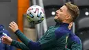 Penyerang Italia, Ciro Immobile mengontrol bola saat mengikuti sesi latihan di stadion Hive di London, Inggris, Senin (5/7/2021). Italia merengkuh tiket semifinal Euro 2020 usai menang 2-1 atas Belgia. (AP Photo/Frank Augstein)