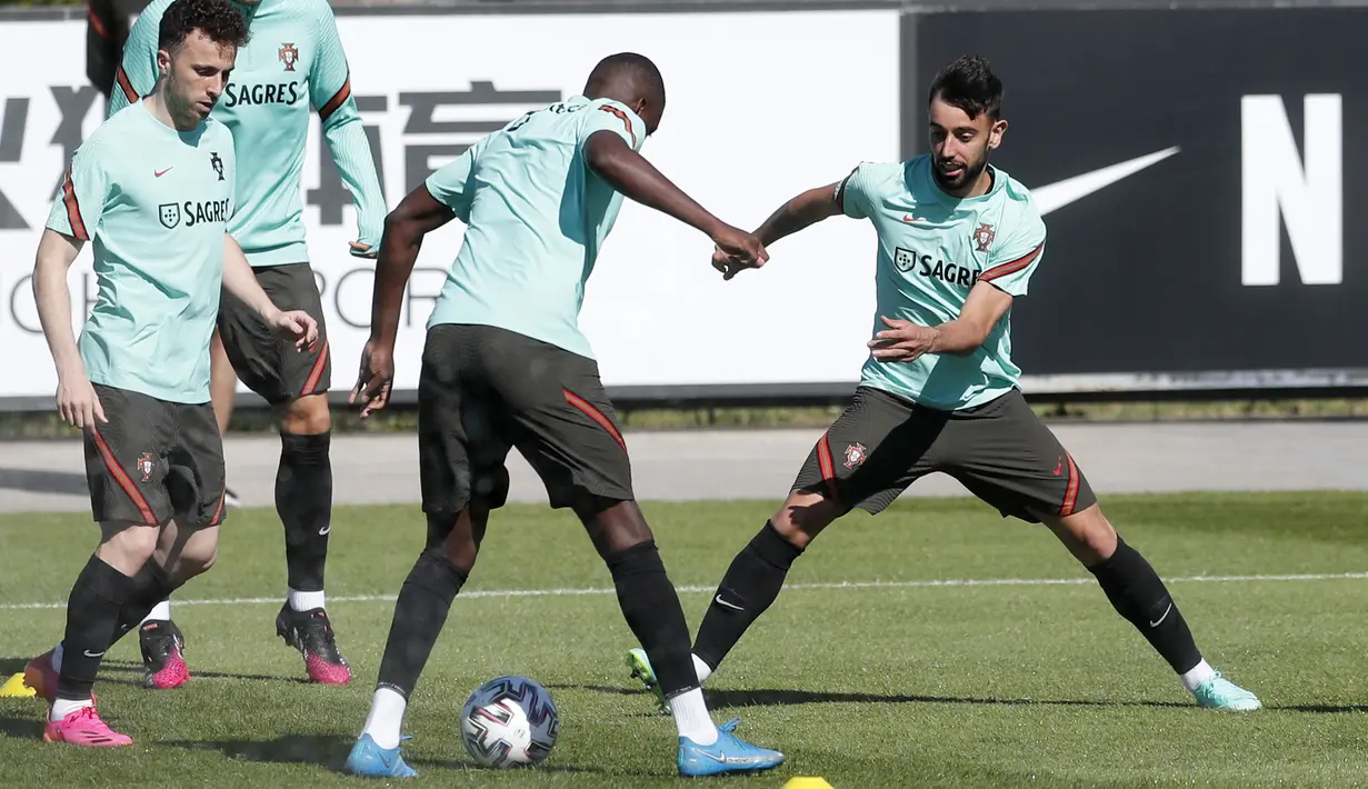 Pemain Portugal, Bruno Fernandes, William Carvalho, Diogo Jota dan Joao Palhinha mengikuti sesi latihan tim di Oeiras, luar Lisbon, Kamis (3/6/2021). Duel Spanyol vs Portugal di laga persahabatan jelang Euro 2021. (AP Photo/Armando Franca)
