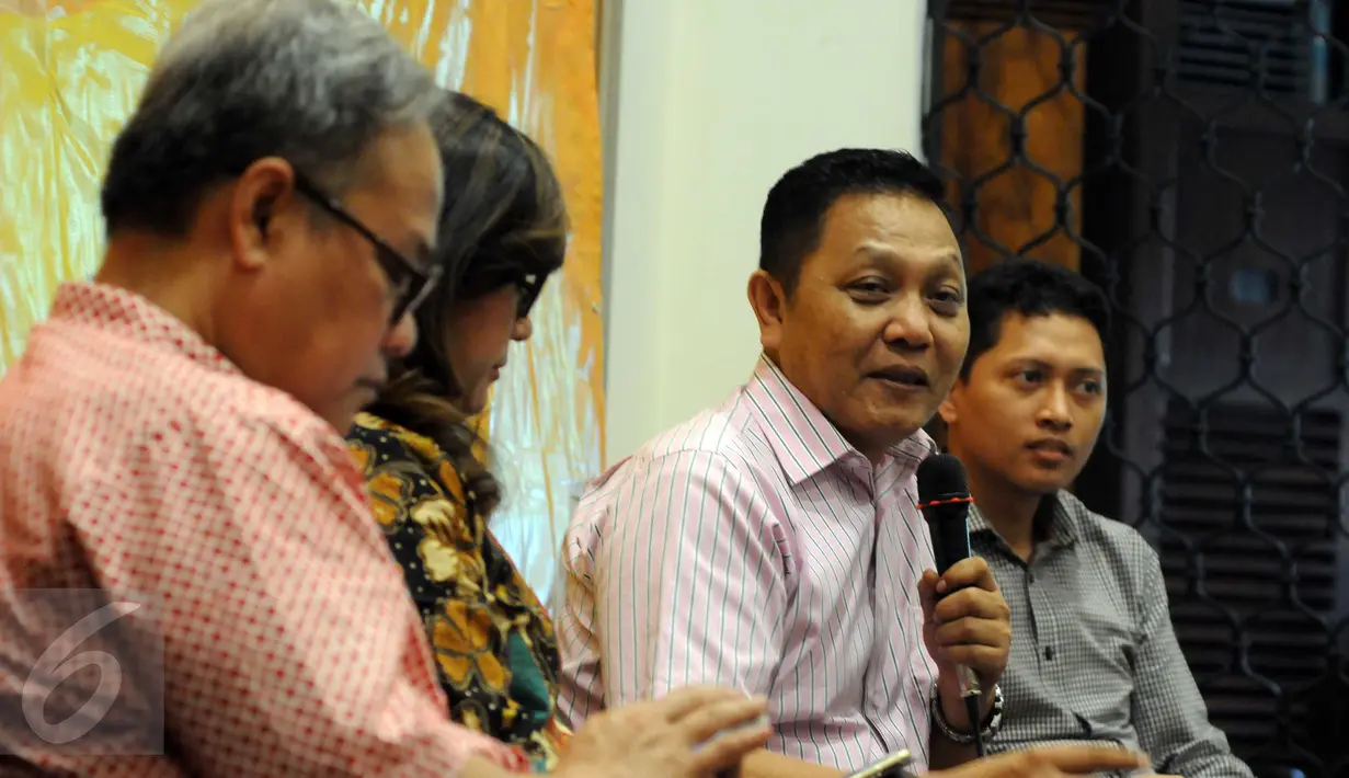 Koordinator GIB Adi Masardi (kedua kanan) berbicara dalam diskusi "Mau Kemana Golkar?", Jakarta, (21/2). Tiga kata kunci yang harus dilaksanakannya untuk menyelesaikan konflik, yaitu demokratis, rekonsiliatif dan berkeadilan. (Liputan6.com/Helmi Afandi)