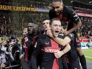 Tangan dingin Xabi Alonso sukses membawa Bayer Leverkusen sebagai tim yang mampu tampil garang dan tak terkalahkan di sepanjang musim ini. Namun selain sang pelatih, ada beberapa nama pemain yang punya andil penting di dalam tim. Berikut 7 Aktor di balik beringasnya penampilan Bayer Leverkusen Musim 2023/2024. (AP Photo/Martin Meissner)