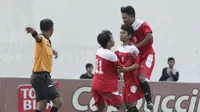 Para pemain STIMED Nusa Palapa merayakan gol yang dicetak oleh Syahrul Salim ke gawang Unhas pada laga Torabika Campus Cup 2017 di Stadion UNM, Makassar, Rabu, (18/10/2017). STIMED Nusa Palapa menang 1-0 atas Unhas. (Bola.com/M Iqbal Ichsan)