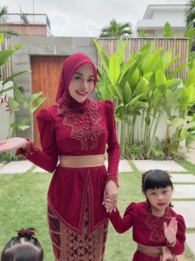 Aurel Hermansyah Pakai Kebaya Bali Hijab (Foto: Tiktok @aurelhermansyahatta)