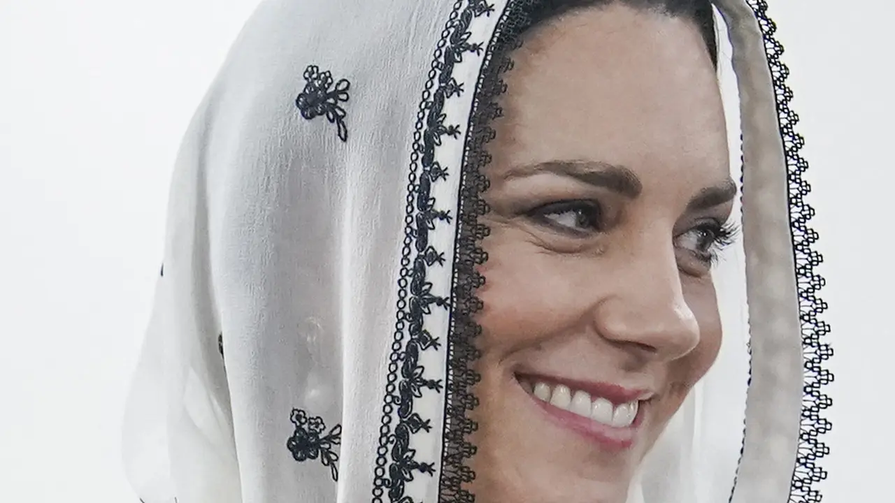 Kate Middleton Kenakan Kerudung Saat Kunjungi Muslim Centre di London