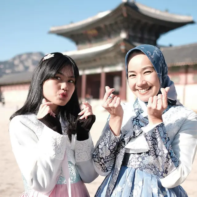6 Potret Kebersamaan Alya Rohali dan Putri Sulungnya, Bak Kakak Adik