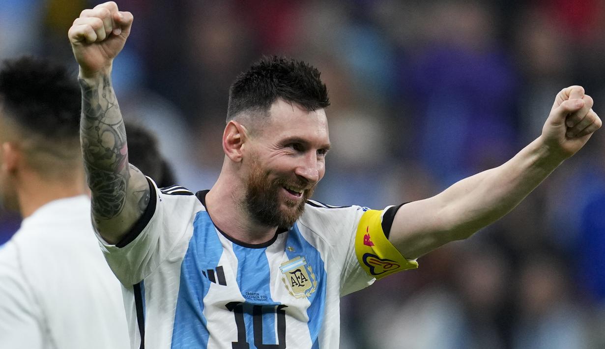 Argentina telah memastikan tiket ke final Piala Dunia 2022 setelah mengalahkan Kroasia 3-0 dalam babak semifinal ynag digelar Rabu (14/12/2022) dini hari WIB di Lusail Stadium, Qatar. Dua gol Tim Tango dicetak oleh Julian Alvarez dan satu gol lainnya dihasilkan Lionel Messi. Berkat satu gol dan satu assistnya, La Pulga sukses menorehkan 4 rekor sekaligus. Rekor apa saja? Yuk disimak uraiannya berikut ini. (AP Photo/Natacha Pisarenko)