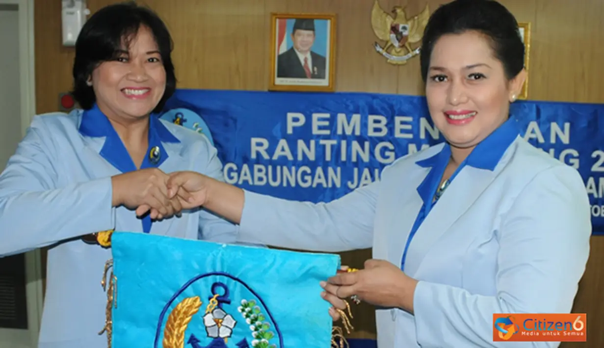 Citizen6, Jakarta: Ketua Cabang 2 Gabungan Jalasenastri Kolinlamil, Ny. Tri Satrya Wijaya meresmikan pengangkatan ketua ranting M di KRI Banda Aceh -593 di dermaga Kolinlamil, Tanjung Priok, Jakarta Utara, Jumat (19/10). (Pengirim: Dispenkolinlamil).