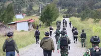 Personel TNI Polri saat mengecek lokasi korban penganiayaan di Distrik Ilaga Kabupaten Puncak Papua. (Istimewa)