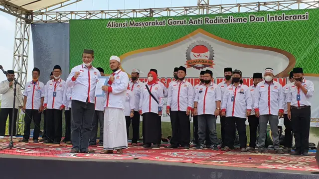 Para pengrus Aliansi Masyarakat Garut Anti Radikalisme dan Intoleransi saat pelantikan pengurusu di sela-sela orasi dan istigotsah kebangsaan di lapang SOR Ciateul Garut, Jawa Barat.