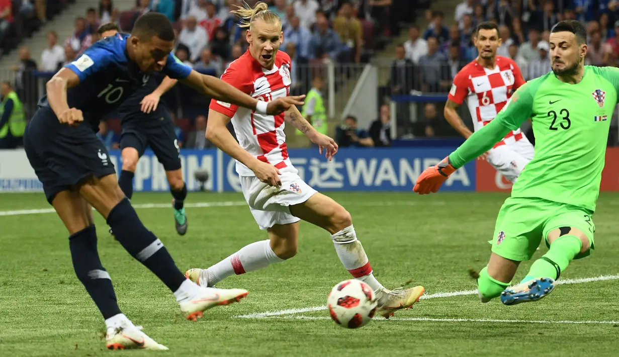 Striker timnas Prancis Kylian Mbappe (kiri) menendang bola ke gawang Kroasia pada pertandingan sepak bola final Piala Dunia 2018 di Stadion Luzhniki, Moskow (15/7). Kylian Mbappe mencetak gol pada menit ke-65. (AFP PHOTO / Franck Fife)