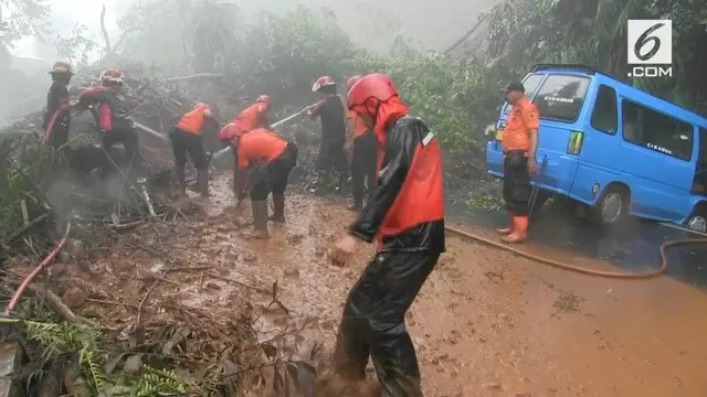 Longsor di Puncak membuat akses jalan terputus. Sebuah angkot nyaris terkubur material longsor.