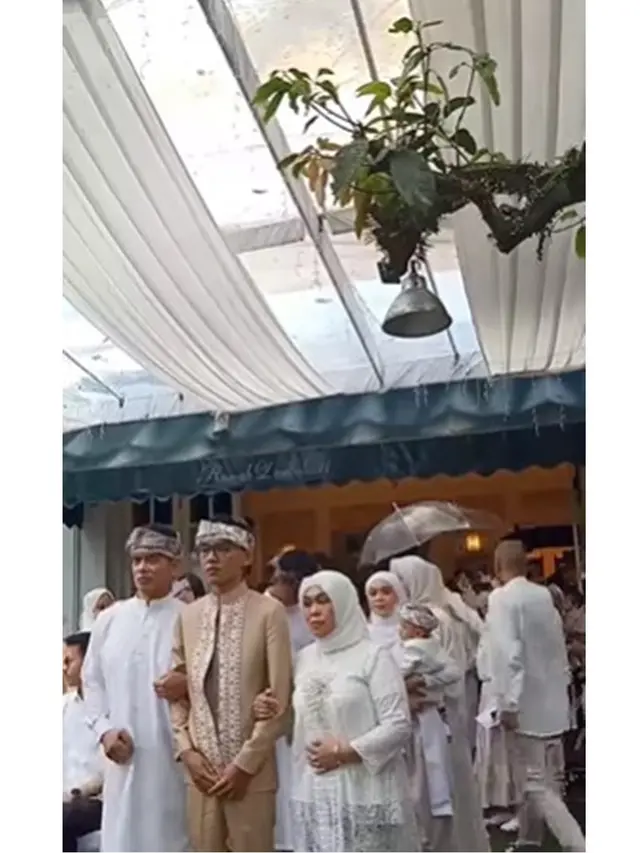 7 Potret Pertunangan Beni Mulyana Kakak Lesty Kejora, Digelar Mewah dan Meriah