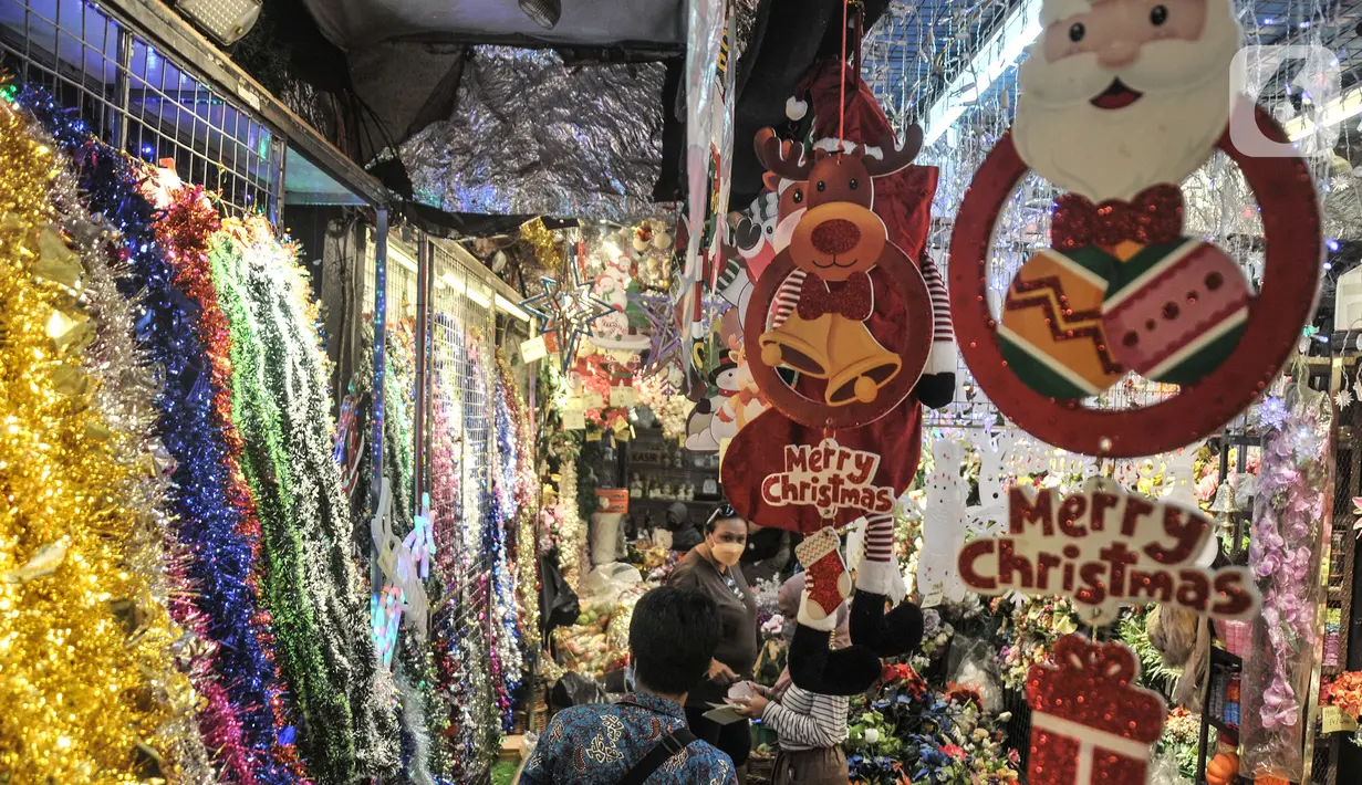 Pengunjung saat melihat pernak-pernik Natal di salah satu toko di Pasar Asemka, Jakarta, Kamis (9/12/2021). Menurut salah satu pedagang, warga khususnya umat Kristiani mulai ramai berburu pernak-pernik Natal dan Tahun Baru sejak pertengahan November lalu. (merdeka.com/Iqbal S Nugroho)