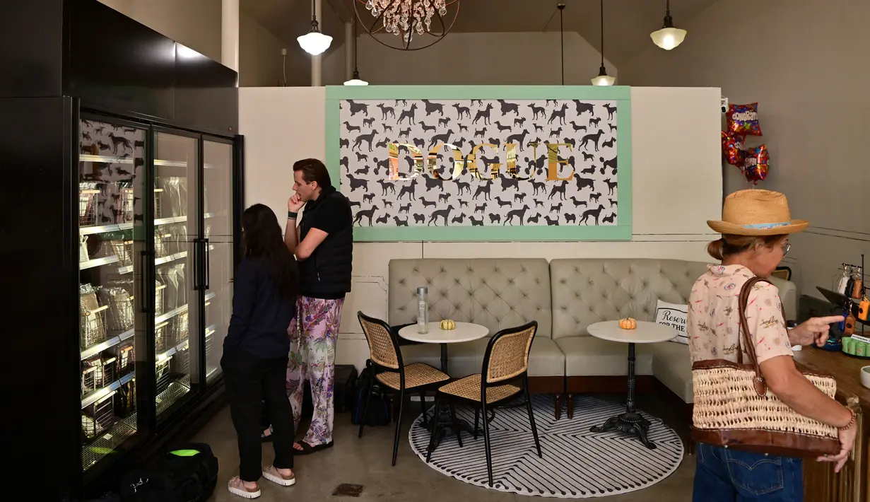 Pelanggan berbelanja di restoran untuk anjing Dogue, San Francisco, California, Amerika Serikat, 5 Oktober 2022. Restoran ini menawarkan kue-kue yang dibuat dengan cermat dari "pawtisserie" dan hidangan yang terinspirasi dari Prancis. (JOSH EDELSON/AFP)