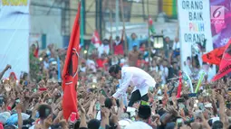 Capres nomor urut 01 Joko Widodo atau Jokowi menyalami pendukungnya saat kampanye terbuka di Alun-Alun Brebes, Jawa Tengah, Kamis (4/4). Jokowi menargetkan kemenangan lebih dari 80 persen di Brebes. (Liputan6.com/Angga Yuniar)