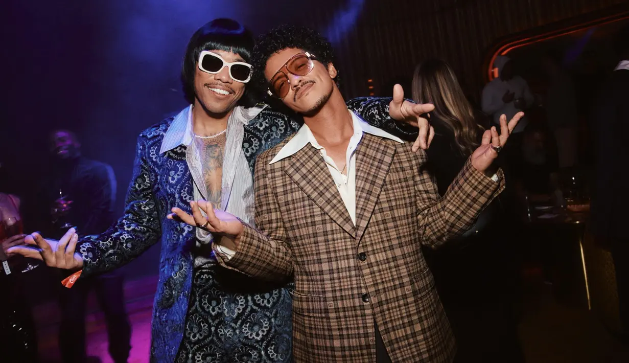 Cincin dengan gaya bold menambah pernyataan pada gaya fashionnya. [Foto: Tiffany & Co]