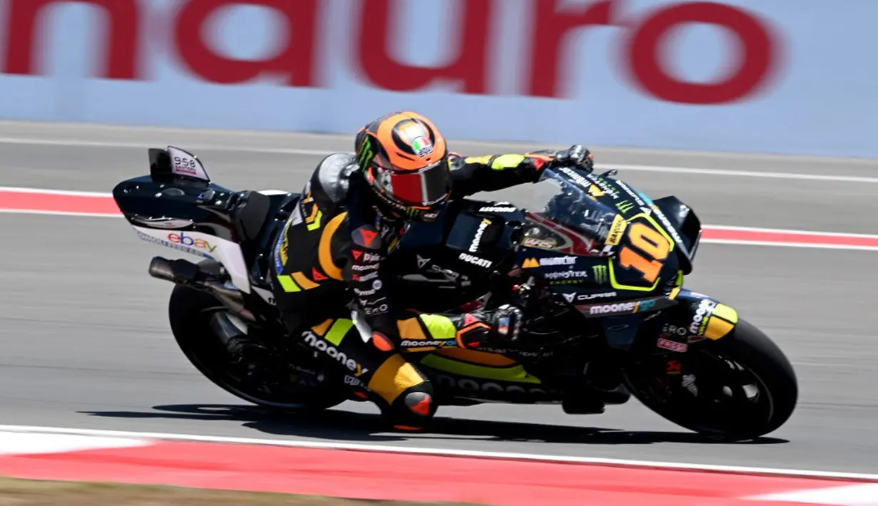 Menilik jalannya balapan, Luca Marini memang sudah kesulitan mempertahankan privilesenya sebagai pemilik pole position sejak awal sprint race MotoGP Mandalika 2023. (SONNY TUMBELAKA/AFP)
