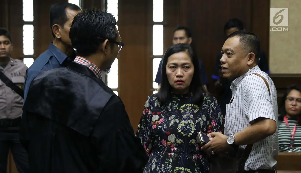 Direktur Keuangan PT Inersia Ampak Engineer (IAE), M Indung Andriani (kedua kanan) jelang menjalani sidang pembacaan putusan sela di Pengadilan Tipikor, Jakarta, Rabu (11/9/2019). Sebelumnya, M Indung Andriani didakwa menjadi perantara suap Bowo Sidik Pangarso. (Liputan6.com/Helmi Fithriansyah)