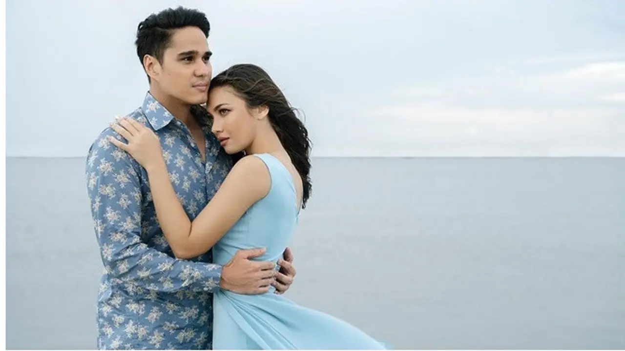6 Gaya Pemotretan Angela Gilsha dan Mischa di Pantai, Bak Prewedding