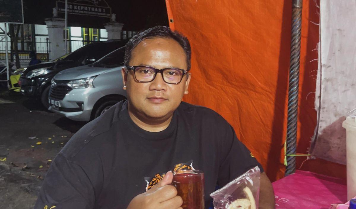 Dalam kesempatan tersebut, jebolan Akpol 1998 itu tampil santai. Dia nampak santai tampil berkaos oblong.&nbsp;