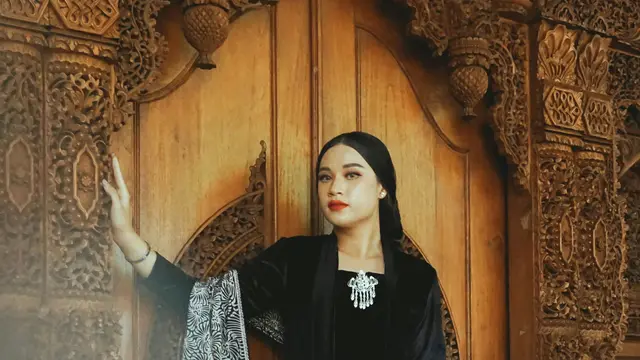 Model Rok Batik untuk Kebaya yang Simpel tapi Stylish. (pexels.com/lebih dari ini)