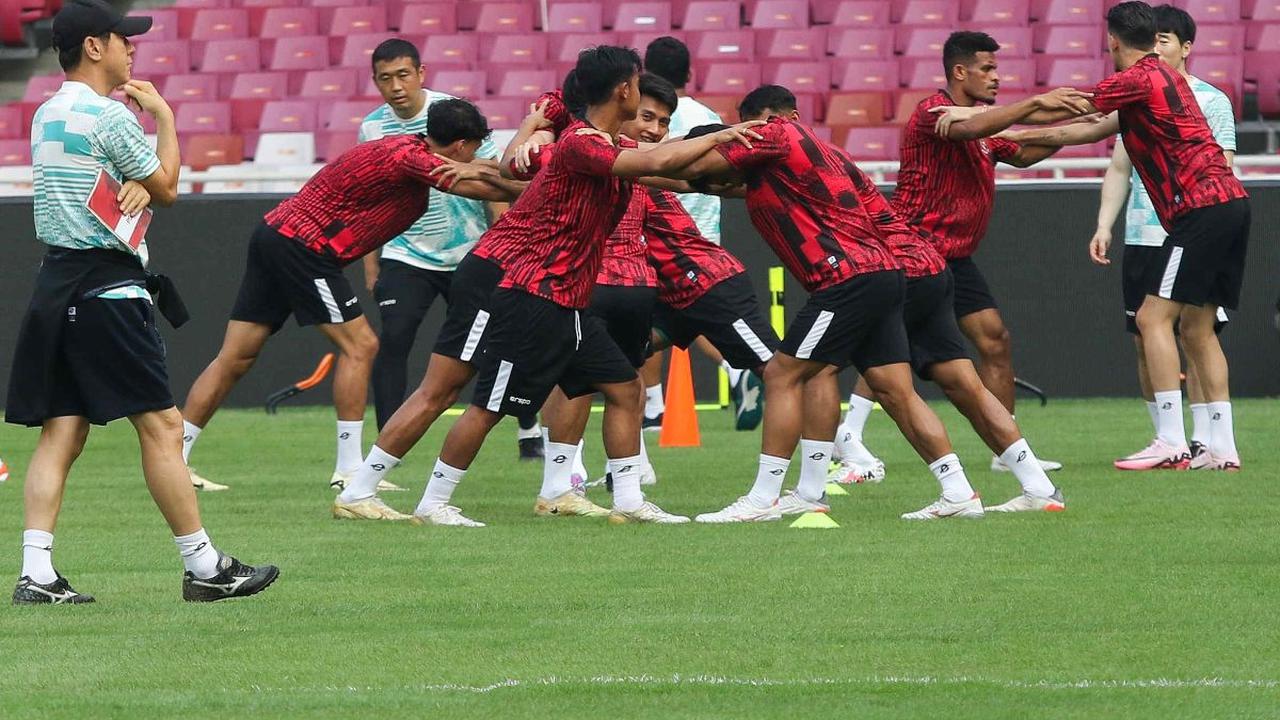 Pemain Timnas Indonesia melakukan latihan di Stadion Utama Gelora Bung Karno, Senayan, Jakarta, Rabu (5/6/2024). Timnas Indonesia akan menghadapi Timnas Irak pada pertandingan ke-5 Grup F Kualifikasi Piala Dunia 2026, pada Kamis (6/6) besok.&nbsp;Foto: Li