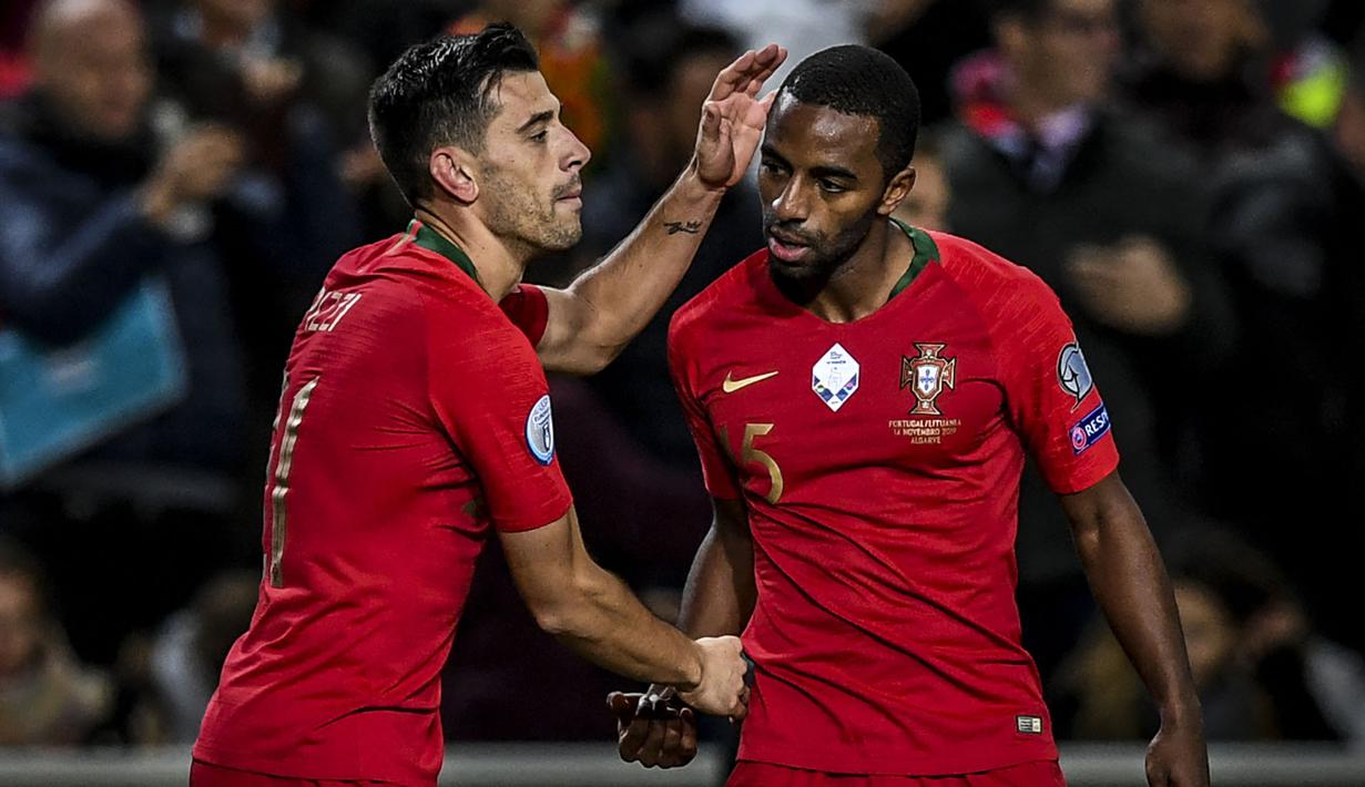 Ricardo Pereira (kanan) mampu tampil apik bersama Leicester City di Liga Inggris musim ini dengan menyumbangkan dua assist. Sayangnya, hal tersebut masih belum cukup membuat Fernando Santos meliriknya. (AFP/Patricia De Melo Moreira)