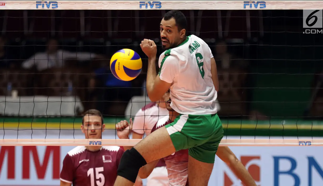 Pemain Timnas voli putra Arab Saudi, Hesham Azouz Asaad gagal menahan smes pemain Qatar pada Kejuaraan Voli Asia 2017 ke-16 di GOR Tri Dharma, Gresik, Selasa (25/7). Qatar unggul tiga set langsung 25-23, 25-21, 25-21. (Liputan6.com/Helmi Fithriansyah)