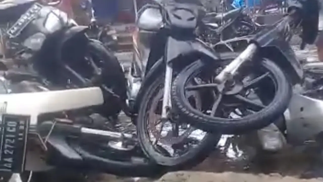Gelombang Tinggi Laut Kidul Memorakporandakan Warung dan Seret Sepeda Motor di Kebumen. (Foto: Lputan6.com/Polres Kebumen)
