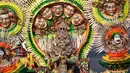 Peserta yang mengenakan kostum bertema HEAL (Kemanusiaan, Bumi, dan Kehidupan) mengikuti Jember Fashion Carnaval (JFC) ke-24 di Jember, Jawa Timur, Minggu (26/7/2026). (AFP/ Juni Krsiwanto)