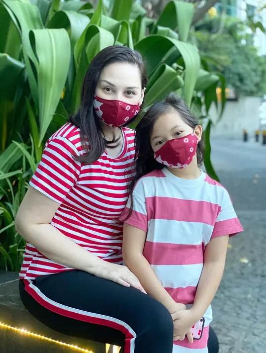 Meskipun belum bisa diet karena masih menyusui, namun istri Indra Brasco ini menyadari kalau dirinya sudah bisa berolahraga ringan. Hanya saja factor malas masih melingkupinya. Ia pun bertekad akan memulainya bulan depan. (Instagram/monaratuliu)