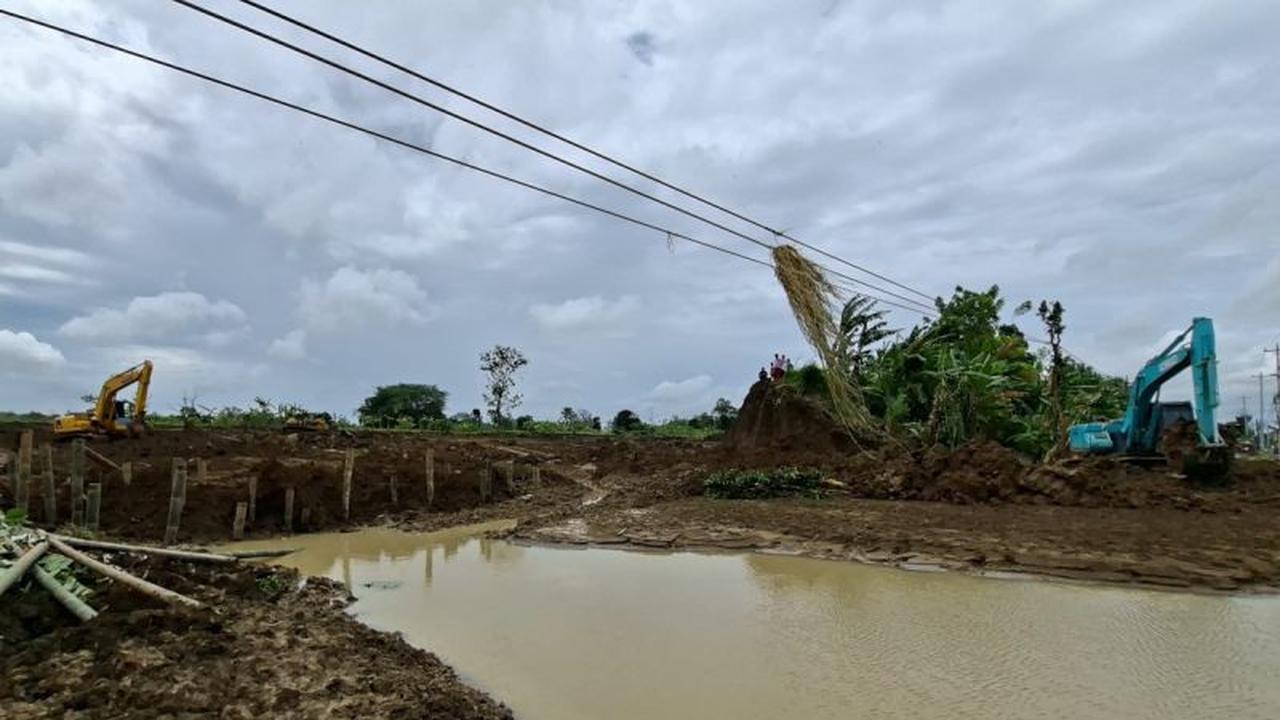 Tanggul Sungai Tuntang jebol. (Antara)