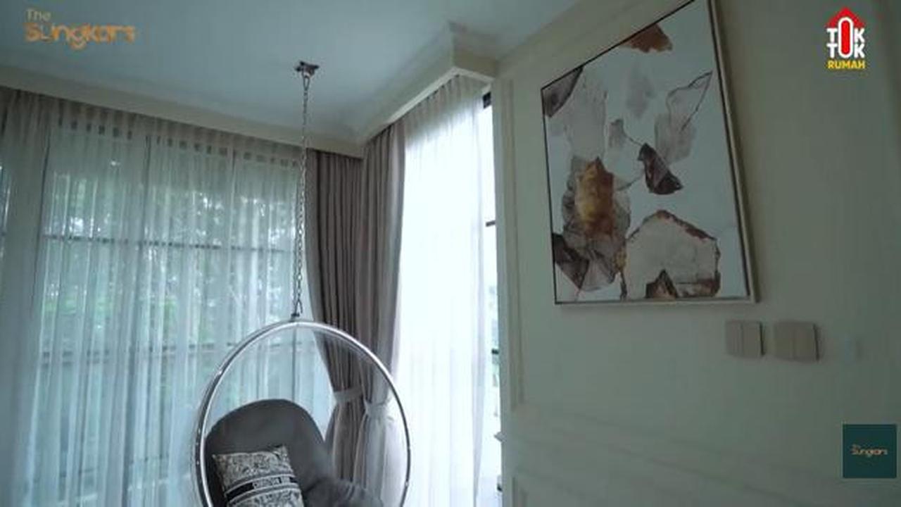 5 Potret Ruang Keluarga di Rumah Fitri Tropica dan Irvan Hanafi, Modern dan Elegan