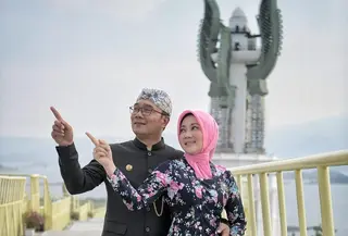 Kebaya kutubaru motif floral kerap jadi andalan Ibu Cinta dalam berpenampilan. Seperti potret ini, kebaya tersebut ia padukan bersama hijab segi empat polos warn a pink senada dengan motif-nya. [Foto: Instagram/ataliapr]