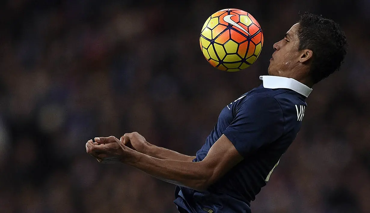 3. Raphael Varane, saat masih menukangi Real Madrid, bek Prancis ini dibawa Mou ke tim senior. Terbukti perjudian pelatih Portugal itu membuahkan hasil karena Varane mampu berkembang menjadi bek kelas dunia. (AFP/Franck Fife) 