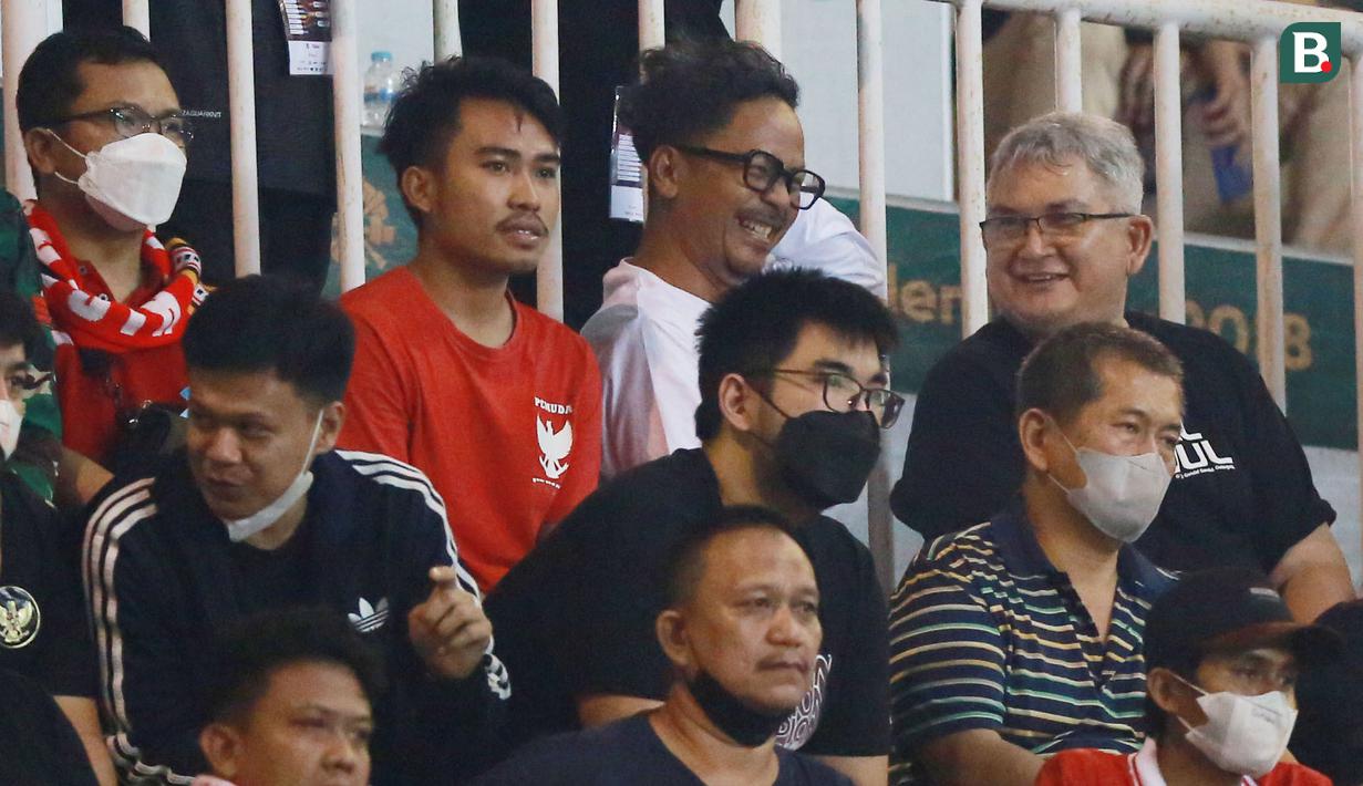 Kedua pentolan suporter yang terkenal terlibat rivalitas yang panas tersebut beberapa kali tertangkap kamera saling berbincang dan bahkan tertawa bersama. (Bola.com/M Iqbal Ichsan)