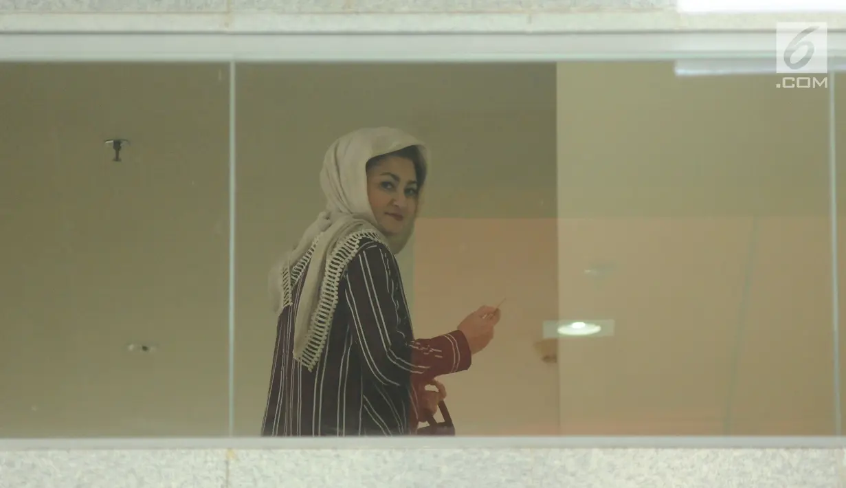 Istri terdakwa dugaan korupsi e-KTP Setya Novanto, Deisti Astriani Tagor usai menjalani pemeriksaan di gedung KPK, Jakarta, Rabu (10/1). Sebelumnya pada Senin (20/11) lalu, Deisti juga telah diperiksa. (Liputan6.com/Helmi Fithriansyah)