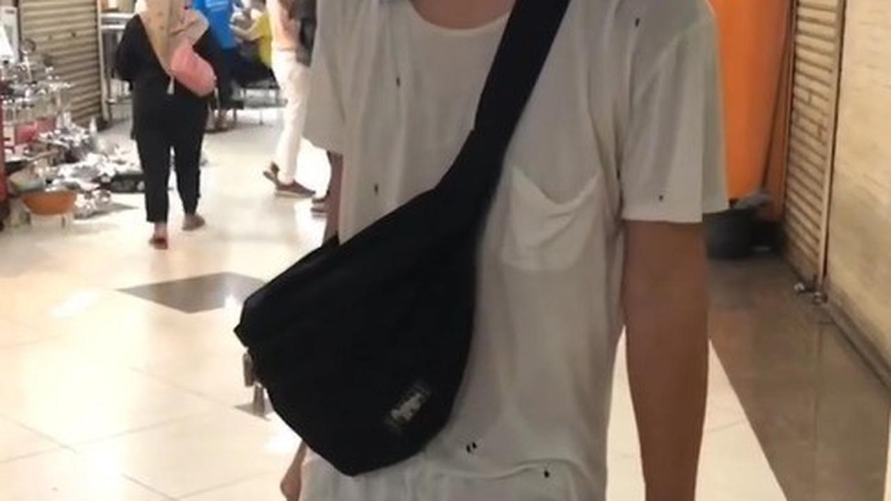 Potret Ello Vokalis Band Dewa 19 Thrifting di Pasar Baru Pakai Kaos Oblong Bolong-Bolong, Tetap Ganteng Meski Tampil Lusuh