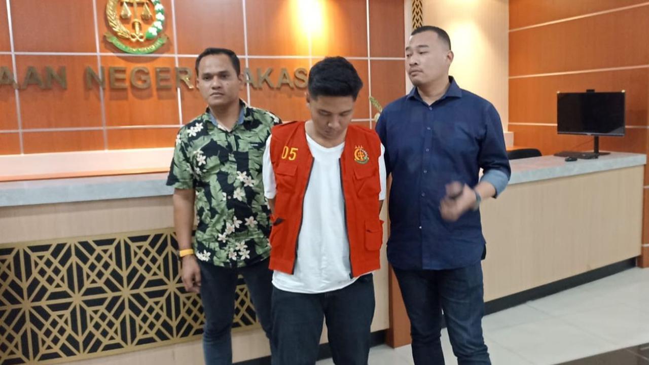 Menyadari terdakwa tidak kunjung kembali menjalani sidang, para petugas kemudian melakukan pencarian, namun tidak ditemukan.&nbsp;