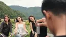 Kini, giliran Pratama Arhan yang mencoba keahlian fotografinya. Pesepakbola yang kini memperkuat Tokyo Verdy itu memotret sang istri dan dua temannya yang siap berpose dengan menaiki sepeda. Meski hanya tampak dari belakang, Arhan terlihat begitu fokus agar hasilnya tidak mengecewakan. (Liputan6.com/IG/@gladysvctry)