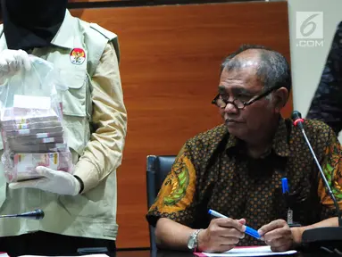 Petugas KPK menunjukan barang bukti uang tersangka Wali Kota Tegal Siti Masitha terkait dugaan suap pengelolaan dana jasa kesehatan di RSUD Kardinah dan pengadaan barang jasa di Gedung KPK, Jakarta, Kamis (30/8). (Liputan6.com/Helmi Afandi)