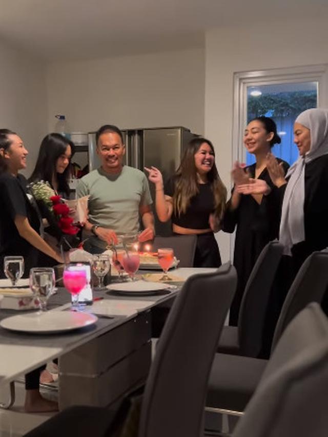 5 Momen Sarita Abdul Mukti Rayakan Ultah Mantan Suami Bareng Anak-Anak