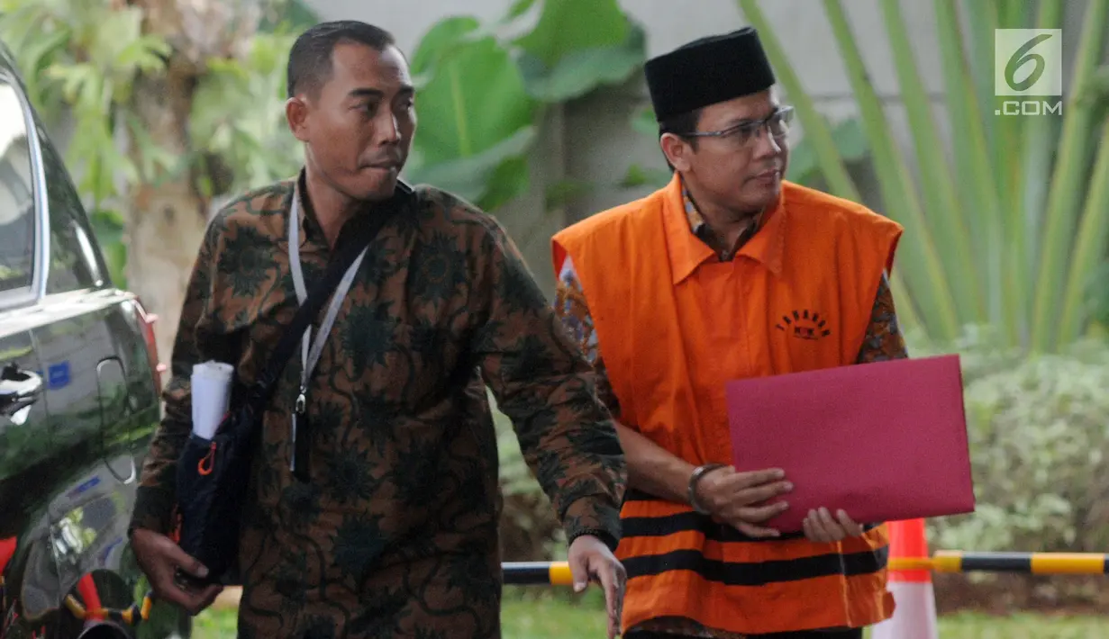 Wakil Ketua DPR Bidang Keuangan dari Fraksi Partai Amanat Nasional (PAN) nonaktif Taufik Kurniawan memakai rompi tahanan dikawal petugas akan menjalani pemeriksaan lanjutan di Gedung KPK, Jakarta, Jumat (1/2). (Merdeka.com/Dwi Narwoko)