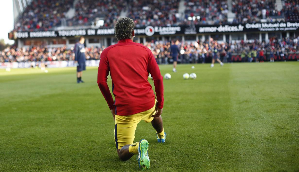 Neymar melakukan pemanasan sebelum beraksi pada laga Ligue 1 Prancis melawan Guingamp di the Roudourou stadium, Guingamp, (13/8/2017). PSG menang 3-0. (AP/Kamil Zihnioglu)