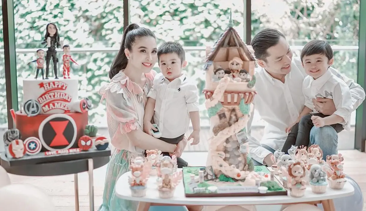 Meski sudah jadi ibu, namun ulang tahun istri Harvey Moeis selalu dirayakan tiap tahunnya. Ini adalah momen perayaan ulang tahun Sandra Dewi ke-38 tahun 2021 lalu. Kue ultah pada tahun ini bertema Rapunzel dan beberapa desain hewan lucu. Tak hanya kue, jejeran cupcakes di pinggirannya membuat kue ulang tahun Sandra Dewi tersebut jadi makin menarik. (Liputan6.com/IG/@sandradewi88)