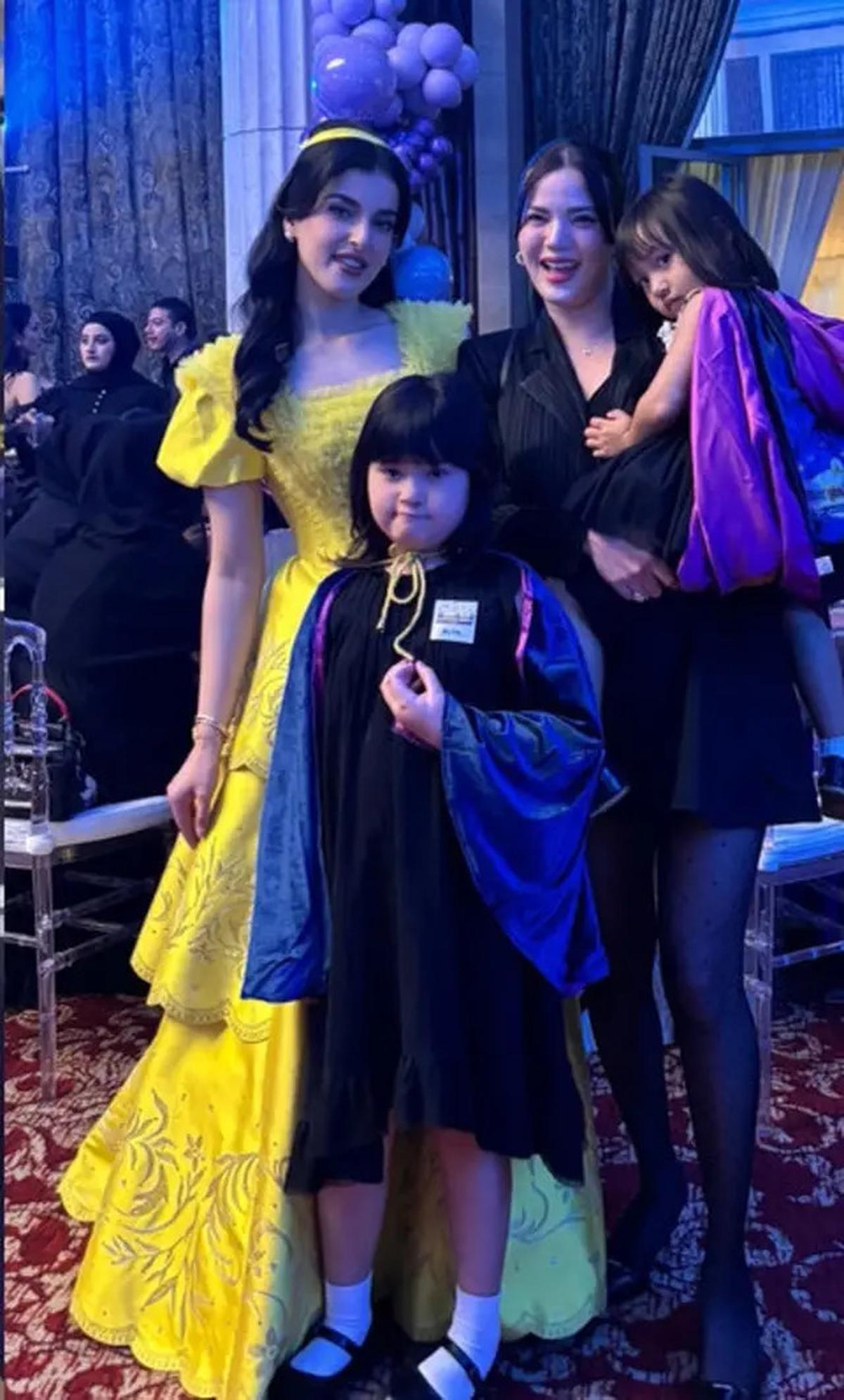 6 Gaya Serba Hitam Publik Figure Hadir di Pesta Ulang Tahun Bertema Disneyland Kedua Anak Tasya Farasya, Ria Ricis hingga Fuji An