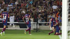 Para pemain Barcelona merayakan gol yang dicetak oleh Ferran Torres ke gawang Real Betis pada laga Liga Spanyol di Estadi Olimpic Lluis Companys, Minggu (17/9/2023). Barca menang dengan skor 5-0. (AP Photo/Joan Monfort)
