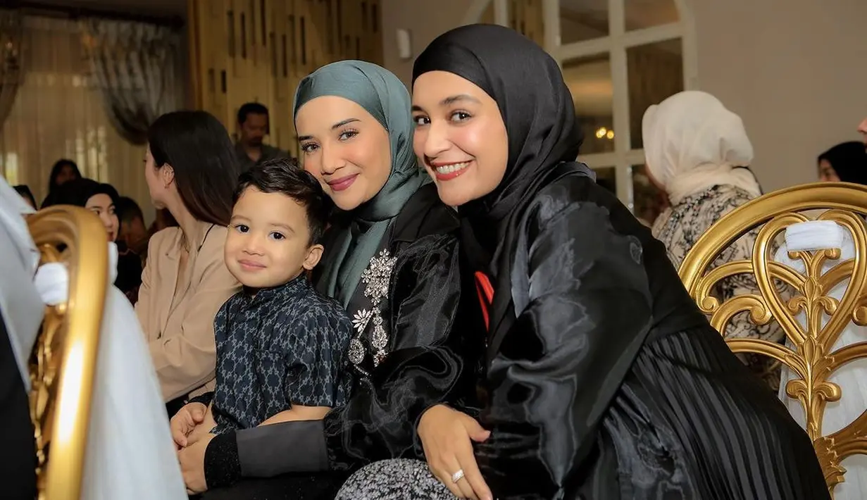 <p>Saat prosesi lamaran, Zaskia Sungkar dan Shireen Sungkar kompak kenakan outfit bernuansa hitam [@shireesungkar]</p>