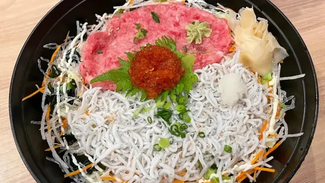 Nama Shirasu Don (mangkuk nasi dengan shirasu mentah)